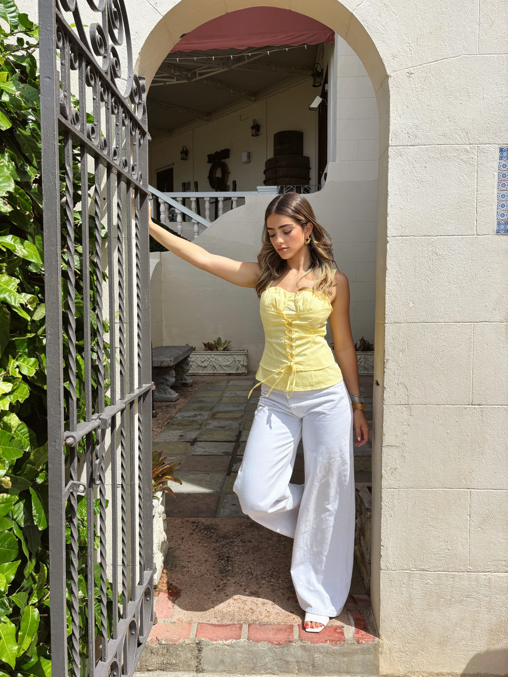 Butter yellow top